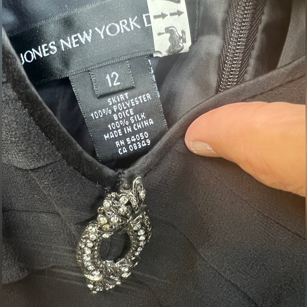 Jones New York “little black dress”, sleeveless v-neck, silk bodice, Size 12 - Picture 4 of 9